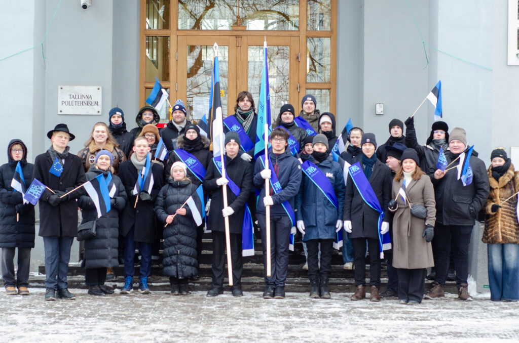 Uue lipu all Eesti Vabariigi sünnipäeva tähistamas
