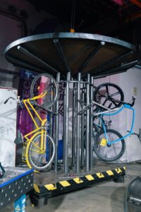 “Rauataltsutajad”: Tuleviku insenerid ja meistrid panid seljad kokku unikaalse rattapuu loomisel