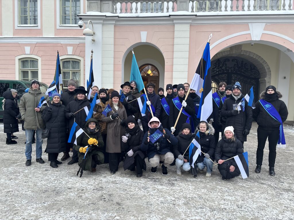 Uue lipu all Eesti Vabariigi sünnipäeva tähistamas