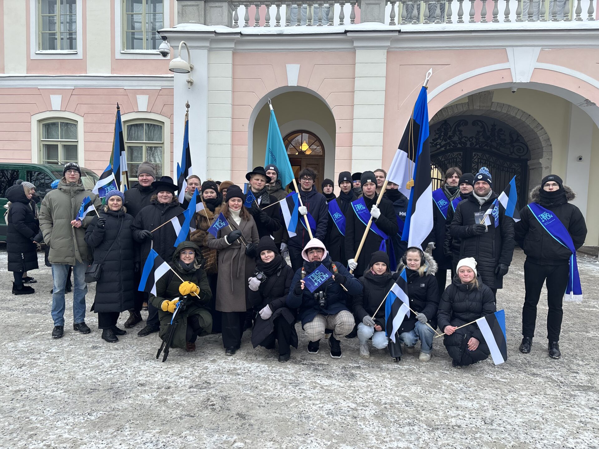 Uue lipu all Eesti Vabariigi sünnipäeva tähistamas