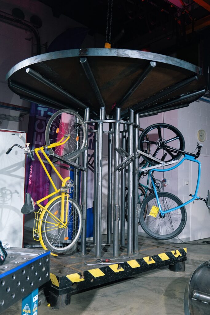 “Rauataltsutajad”: Tuleviku insenerid ja meistrid panid seljad kokku unikaalse rattapuu loomisel